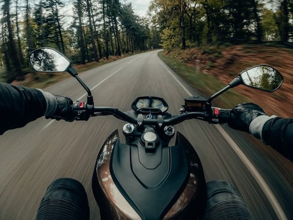Comment les systèmes de détection de la pression des pneus évoluent-ils pour améliorer la sécurité des motos?